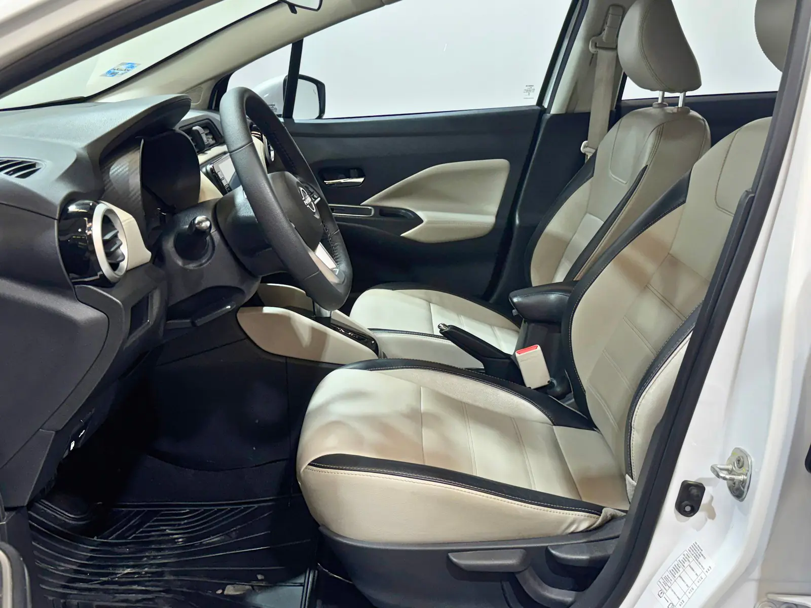 Nissan Versa 2023 · foto 10 de 19