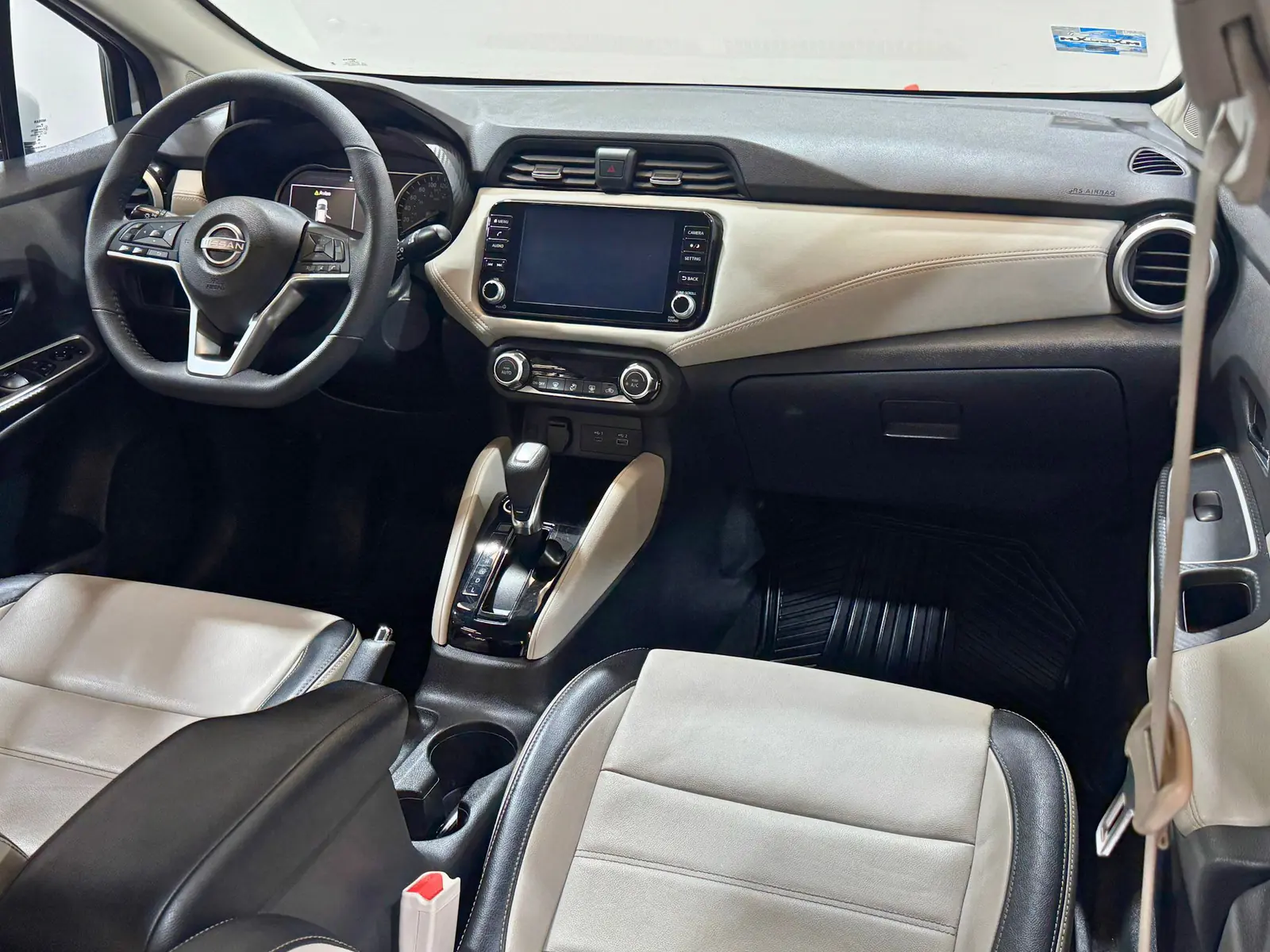 Nissan Versa 2023 · foto 16 de 19