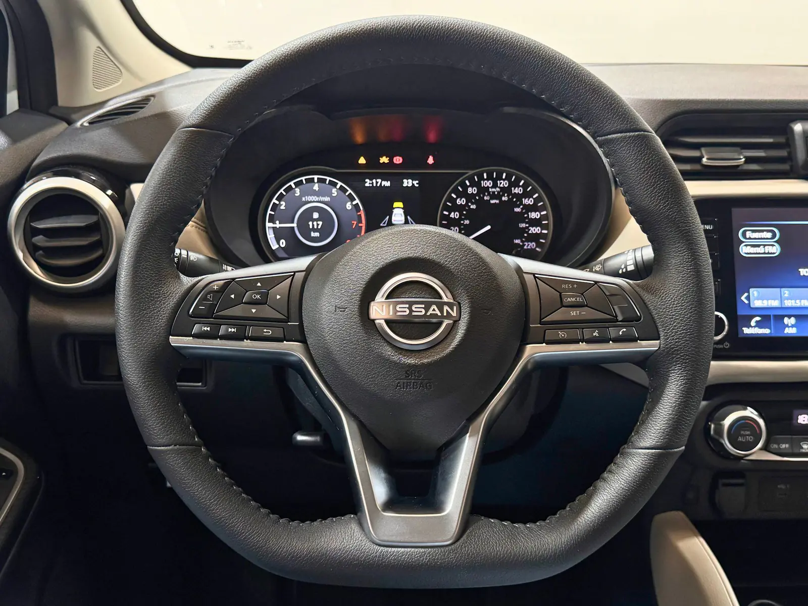 Nissan Versa 2023 · foto 17 de 19