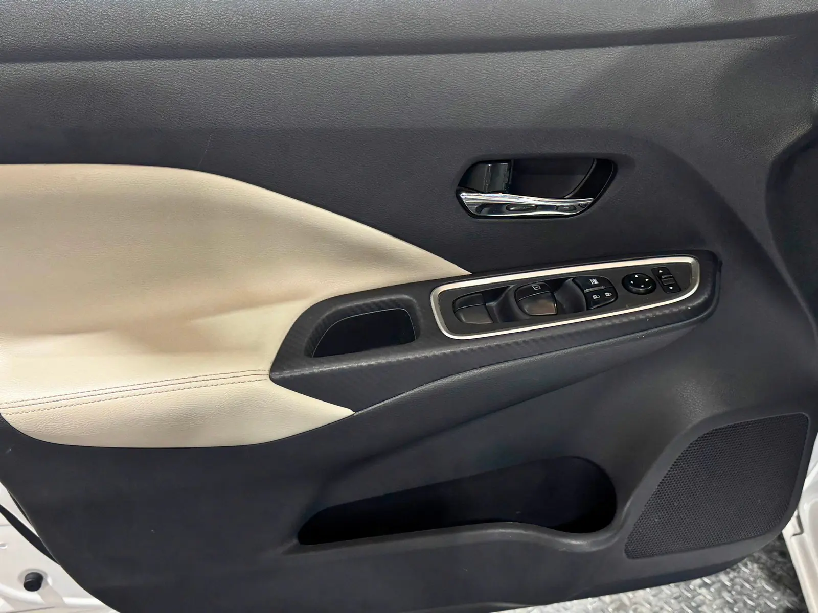 Nissan Versa 2023 · foto 9 de 19