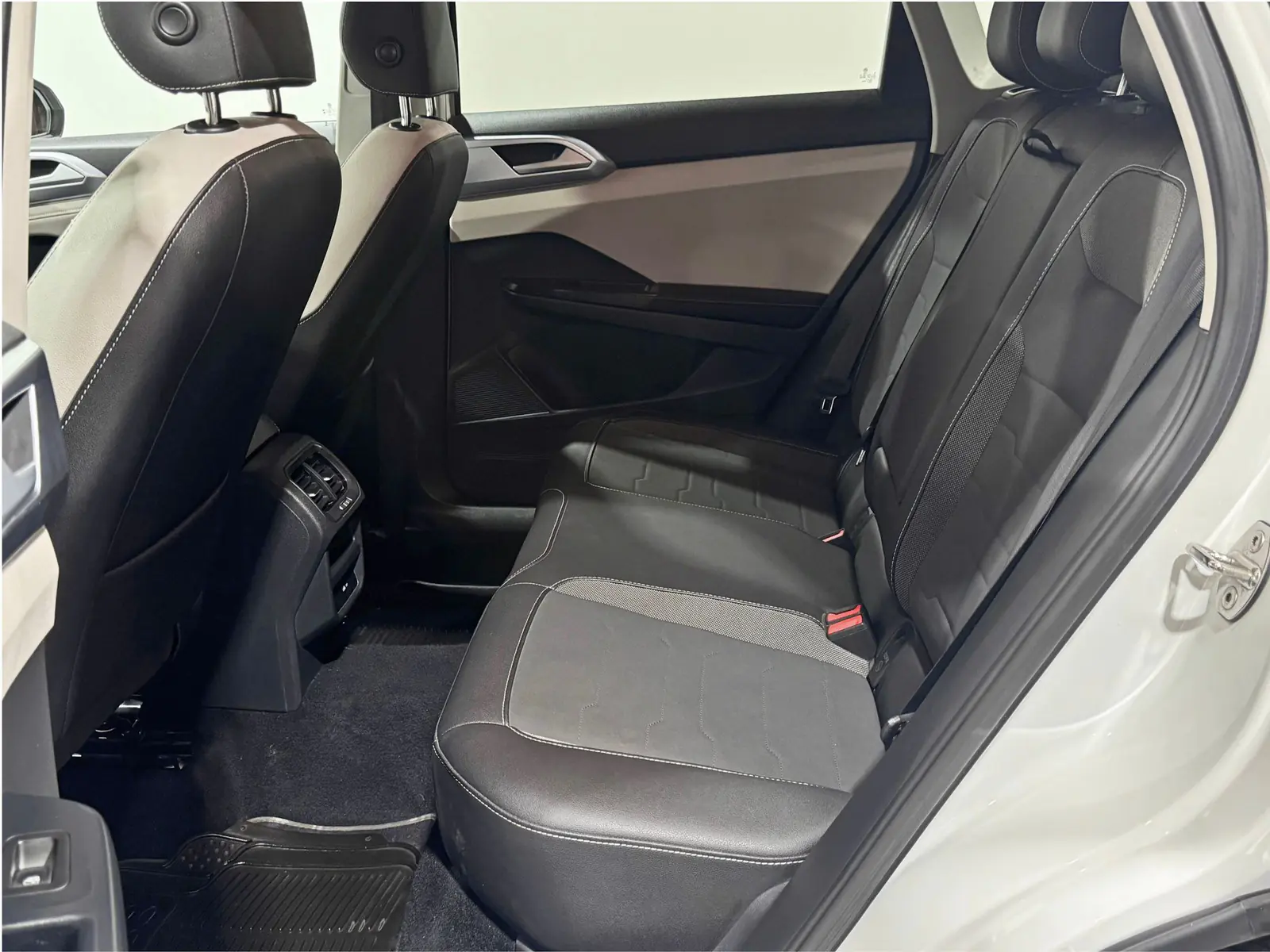 Volkswagen Taos 2025 · foto 11 de 19