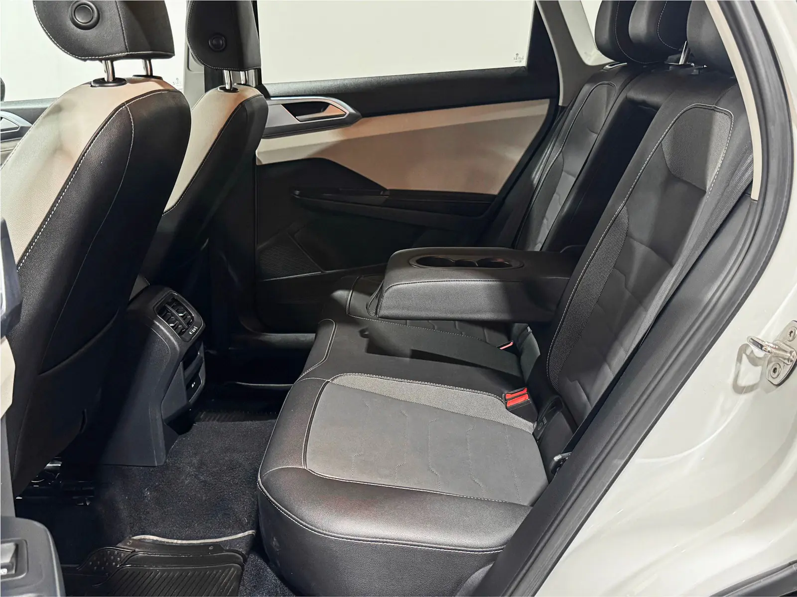 Volkswagen Taos 2025 · foto 12 de 19